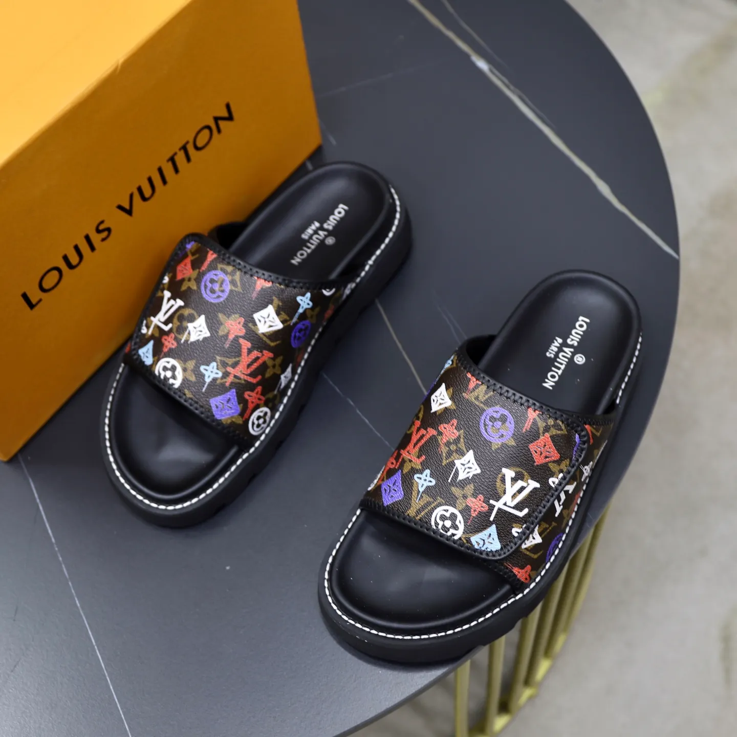 Ex-factory price: 320💰🙅‍♂️🙅‍♂️🙅‍♂️ Brand: LV Louis Vuitton Standard code: 38-45 Grade: Same as the official website Material: Original material design Original rubber wear-resistant molded outsole Style category: Men's fashion sandals Distinguished luxury brand elements Top luxury Color: Actual picture color